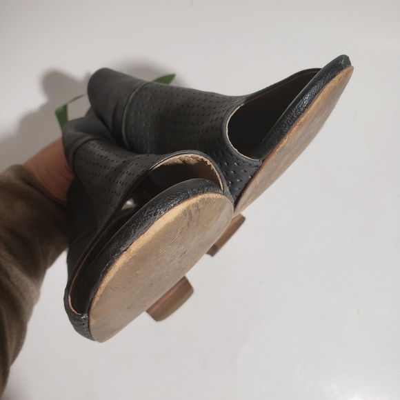 Adam Tucker Block Heel Perforated Leather Sandals Black Peep Toe - Picture 6 of 8